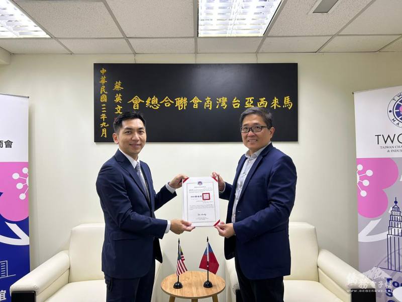 廖建勛頒發感謝狀予林凱民，感謝臺商總會長期支持臺灣參與世界衛生大會