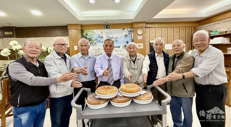 80歲爸爸代表合切父親節蛋糕，右一為巴西臺灣同鄉會會長莊海定