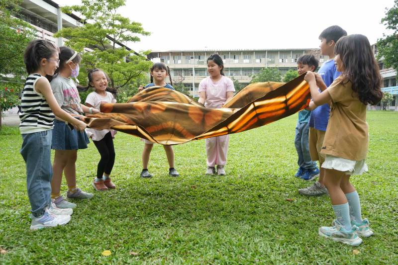 孩子們以洋蔥皮天然染布，染出家鄉溫暖色韻。