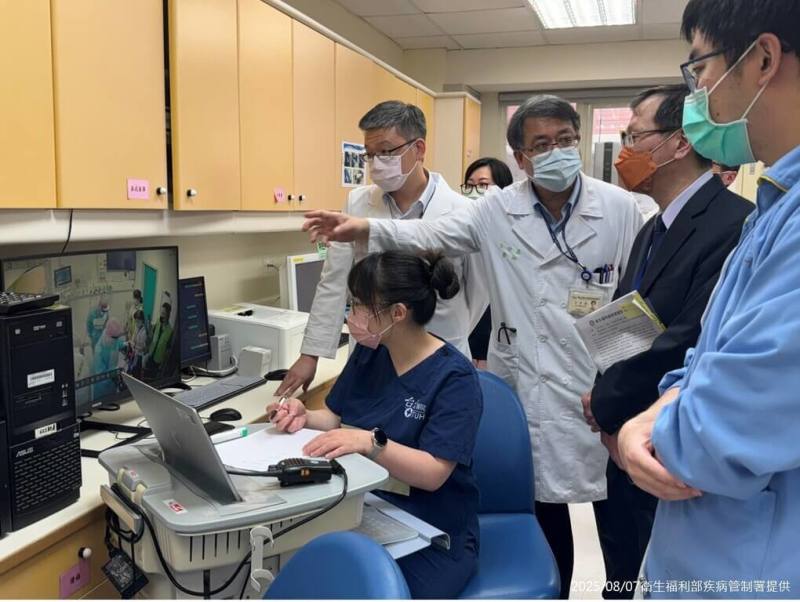 新興傳染病防不勝防，疾管署今年起在全台3大醫學中心設置特殊病原科技照護示範中心，首場演練7日在台大醫院舉辦，模擬國外返台疑特殊病原傳染病病人收治，強化快速因應。（疾管署提供）