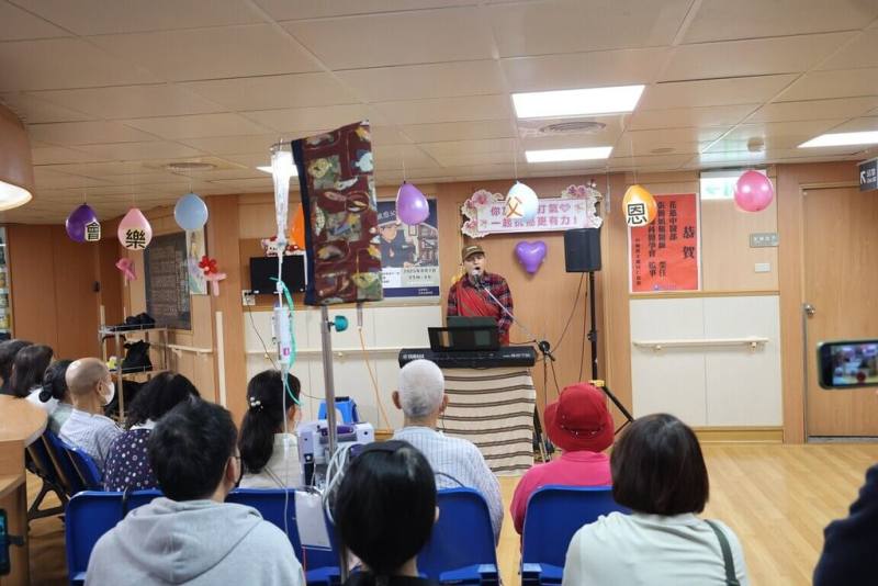 太魯閣族歌手簡仁智（尤道馬紹）（後中）確診罹患頭頸部腫瘤後積極治療抗癌，7日選在花蓮慈濟醫院癌症病房舉辦父親節感恩音樂會，以病友身分感謝醫院照護，也鼓勵所有癌友把握當下、專心治療。（花蓮慈濟醫院提供）