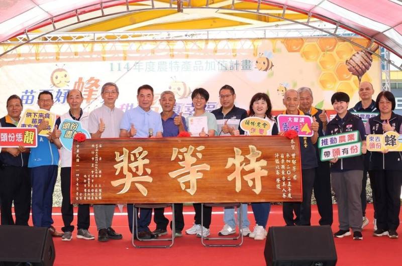 苗栗縣2025東方美人茶評鑑比賽7日頒獎，出身製茶世家的青農曾郁芳（左7）蟬聯「特等獎」，由縣長鍾東錦（左5）親自頒獎表揚。（苗栗縣政府提供）