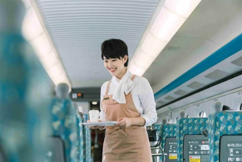 響應114年九三軍人節敬軍號召，台灣高鐵公司8日宣布，凡現役軍人在9月1日至4日活動期間搭乘高鐵列車，主動出示本人有效軍人身分證，推車販售服務將免費提供1杯暖心熱飲，可任選咖啡或紅茶（若當班車次數量不足，則以其他飲品替代）。（台灣高鐵提供）