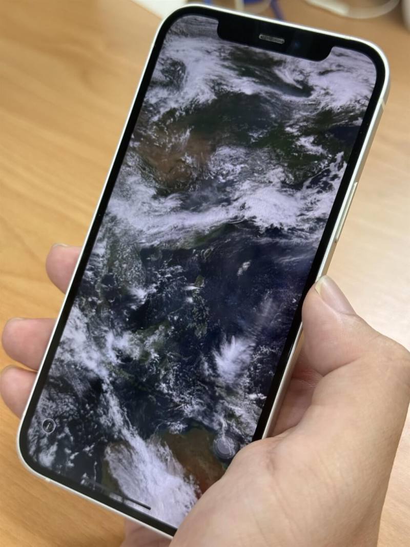 許多民眾會參考手機內建的天氣App資訊，不過這些資訊很可能沒有經過專業預報員依據地理現況修正與解讀。（示意圖／中央社）