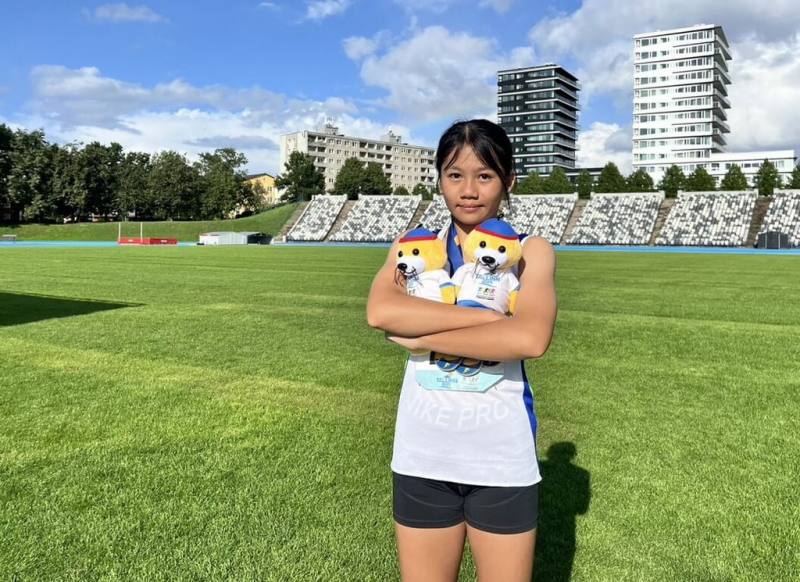 新北市政府體育局8日表示，新北市明德高中學生林子婕（圖）參與2025愛沙尼亞國際少年運動會，在田徑女子80公尺跨欄完成2連霸，並囊括4金。（新北市府體育局提供）