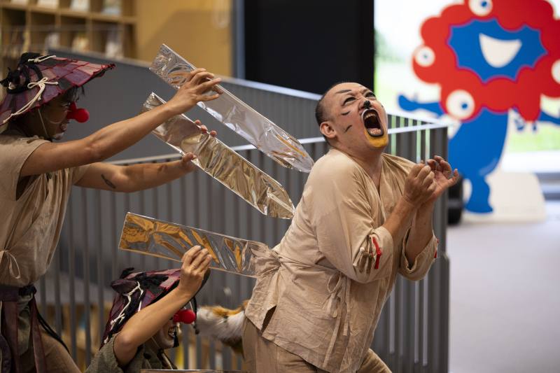 「野孩子肢體劇場」在童書之森帶來「默劇演出—虎姑婆」，讓平面的繪本創作成為立體化的展演。