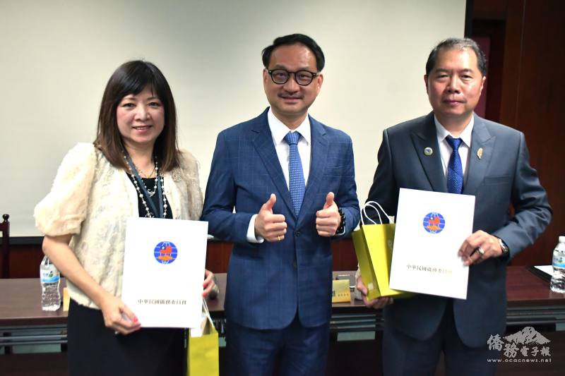 阮昭雄頒發結業證書，由學員長黎淑瑛僑務諮詢委員、副學員長蔡文瑞僑務委員代表受頒