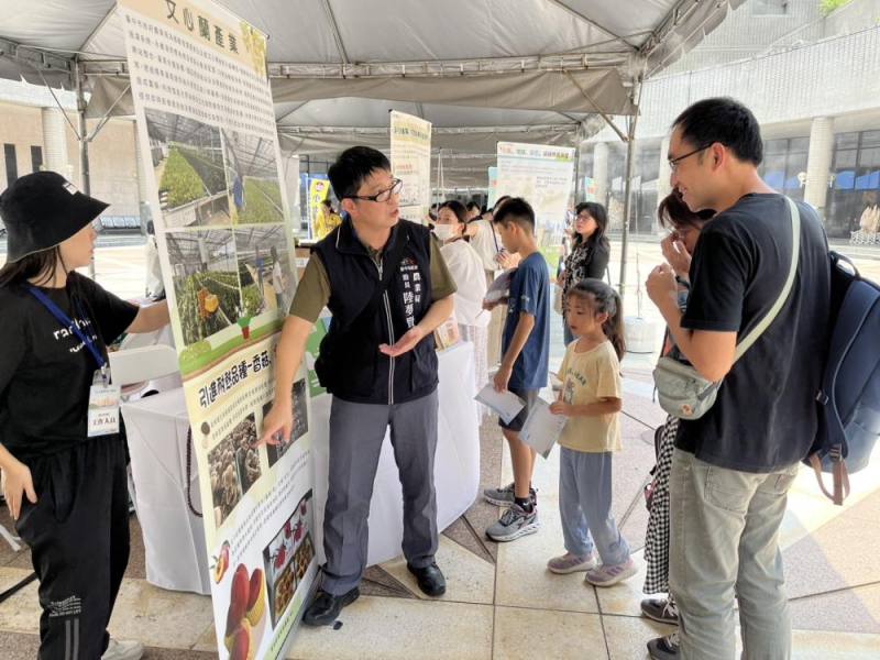 現場民眾帶小孩參觀臺中市政府攤位