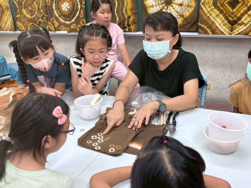 《工藝入校》課程中，師生共享創作的樂趣與成就感。