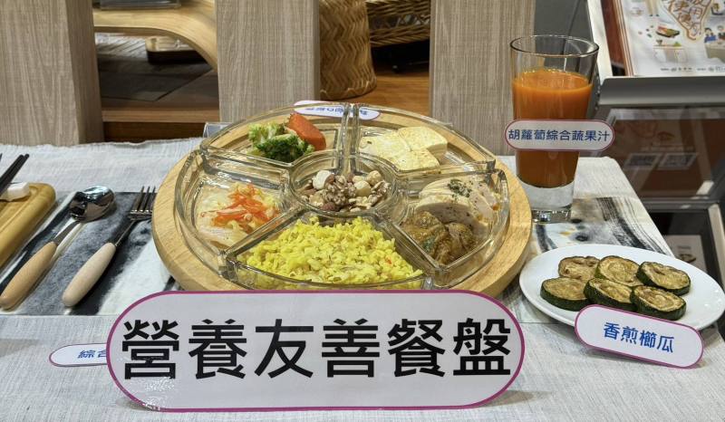 現場展示Eatender營養友善餐盤(蛋白質攝取)，讓民眾更加了解如何使用Eatender產品搭餐