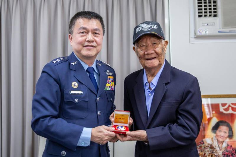 空軍司令鄭榮豐上將6日頒贈前空軍李啟輝士官長「紀念二戰暨抗戰勝利80週年紀念徽章」。（軍聞社記者王進福攝）