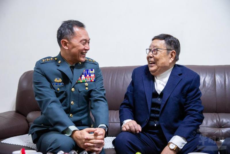 鍾副部長溫馨關懷樊定永先進生活近況與國家對其照顧情形。（軍聞社記者王進福攝）