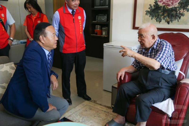柏副部長感謝王德輝先進過去為捍衛國家所做的付出，也關心他生活近況與國家對其照顧情形。（軍聞社記者侯凱議攝）