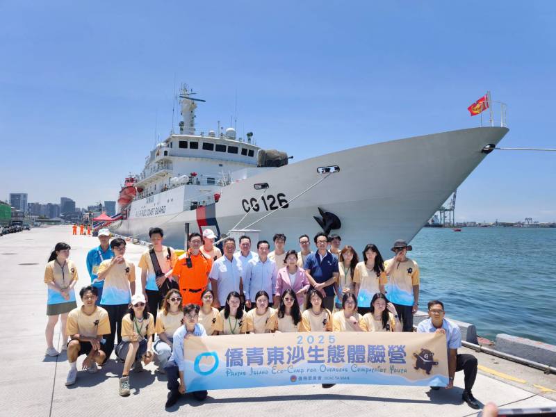 僑務委員會徐佳青委員長、海洋委員會張忠龍常務副主任委員兼海巡署長與參訓僑生青年於臺南艦艦艏合影
