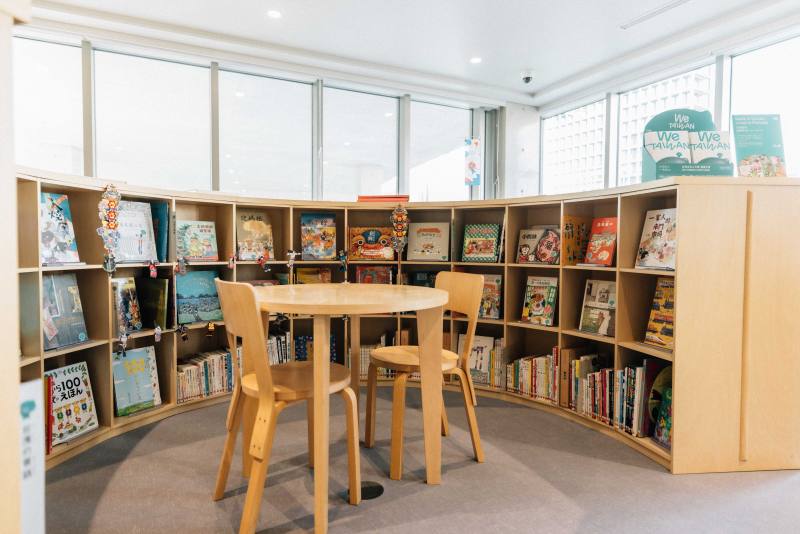 「臺灣繪本、佮意啦」書區的半圓形態，打造宛如被臺灣文化溫暖擁抱的氛圍，一旁也擺設「We TAIWAN」手冊，方便探索更多精彩活動。