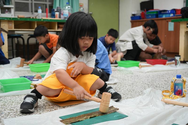 小小工藝師親手敲打構樹皮製作生活實用的燈飾，點亮生活與創意。