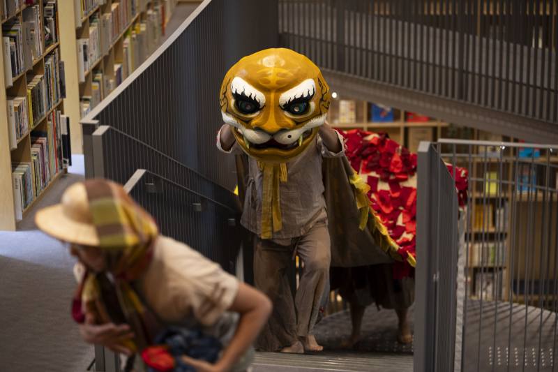 「野孩子肢體劇場」演繹臺灣繪本經典故事《虎姑婆》，以默劇形式撇除「可怕」的語言，讓孩子們腦中留下對「虎姑婆」可愛的印象。