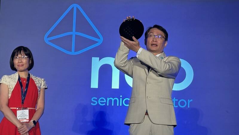 台裔新創NEO Semiconductor創辦人許富菖（右）6日在矽谷的記憶體和儲存技術大會FMS發表主題演講，展示來自台灣的測試晶圓