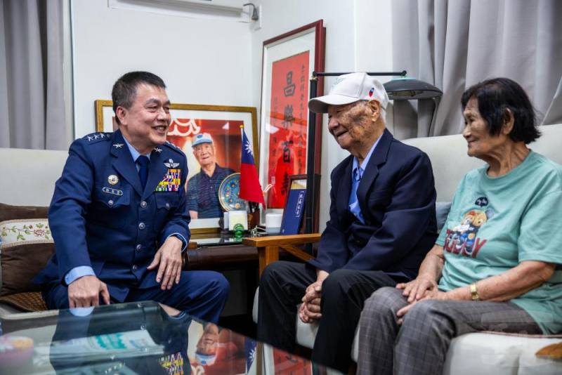 鄭司令關心李啟輝先進生活近況與國家對其照顧情形。（軍聞社記者王進福攝）