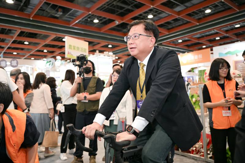 農業樂活館展示銀髮有善食品及綠色照顧成果，黃昭欽次長於綠陪伴區體驗智慧擬真單車