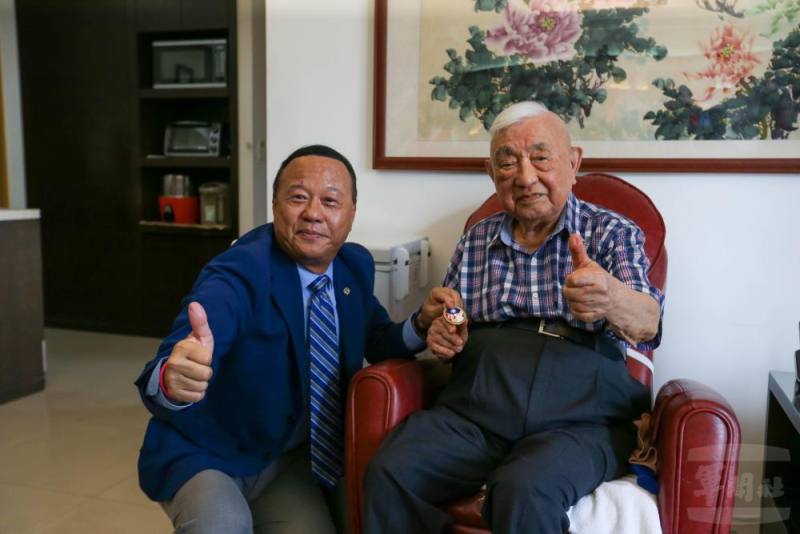 柏副部長7日頒贈前空軍中將王德輝先進「紀念二戰暨抗戰勝利80週年紀念徽章」。（軍聞社記者侯凱議攝）