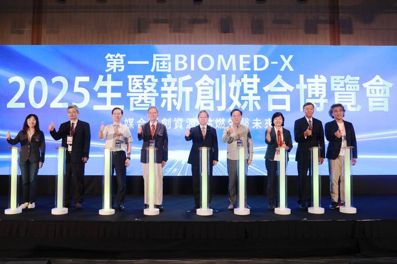 工研院宣布，全臺唯一專為生醫新創量身設計的資源媒合平台「BIOMED-X 生醫新創媒合博覽會」正式登場，期盼藉由跨區域串聯合作，協助臺灣生醫創新走向國際舞台。左起為桃園市政府青年局局長侯佳齡、聯新國際醫院資深副院長孫瑞昇、中央大學副校長綦振瀛、桃園市政府副市長王明鉅、工研院副總暨生醫與醫材研究所所長莊曜宇、台灣醫材公會理事長李永川、國科會南科管理局副局長林秀貞、中華開發資本大健康事業群總負責人何俊輝、宇斻管顧公司執行合夥人尤齊著。
為建構產業韌性生態系、催生生醫獨角獸，工研院今（7）日宣布，全臺唯一專為