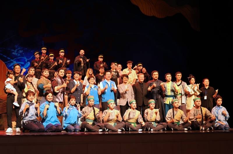 2025精緻客家大戲「1895乙未英烈–徐驤」10日將從苗栗展開全台巡演，客委會主委古秀妃（2排右7）8日到苗北藝文中心觀看彩排，並與劇團合影