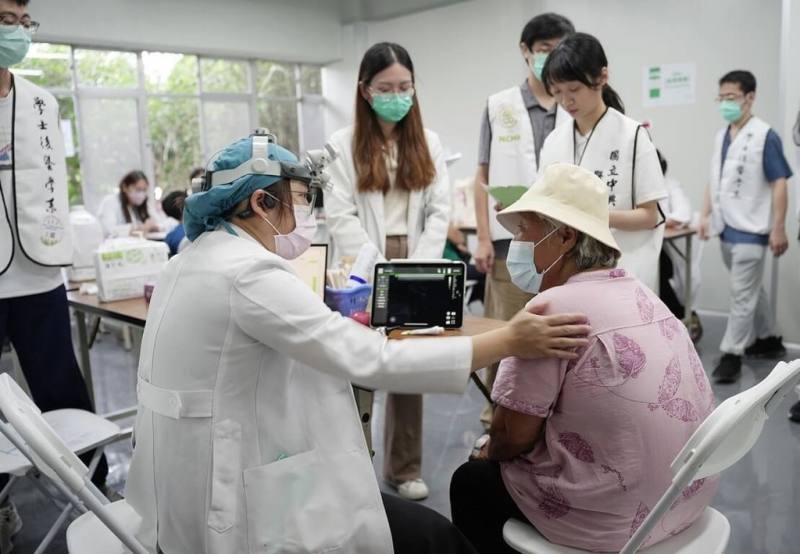 國立中興大學醫學院9日在南投市中興新村的興大南投分部舉辦義診衛教活動，出動100多人設有9大科別義診、免費健檢與多元主題衛教。（國立中興大學提供）