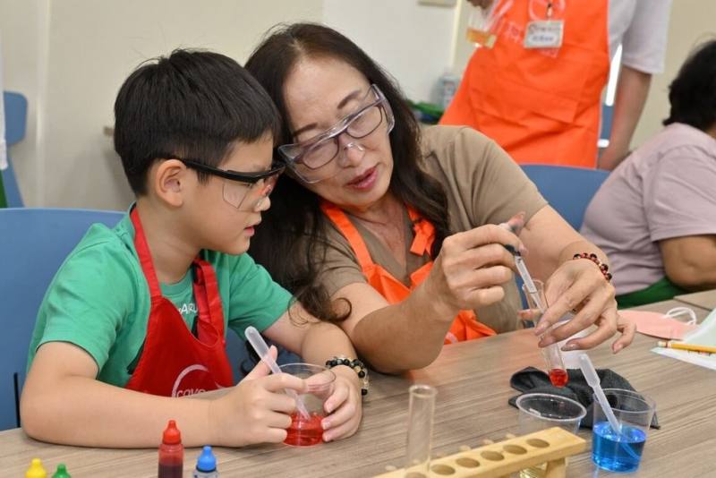台灣科思創公司與屏東縣政府合作舉辦「祖孫科學營」，多組祖孫搭檔9日一起動手做實驗，體驗科學樂趣。（屏東縣政府提供）
