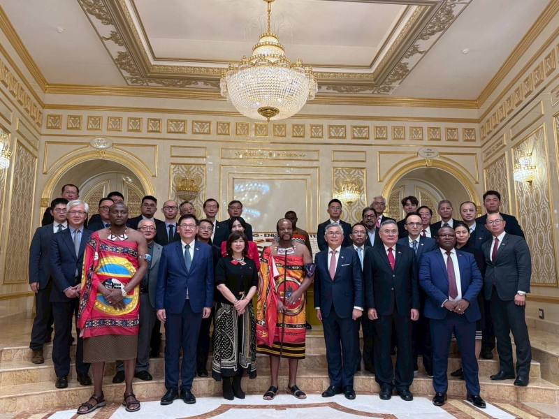 我國駐史瓦帝尼王國大使梁洪昇（前右四）陪同產業團晉見史王恩史瓦帝三世（King Mswati III）並合影