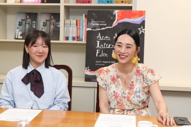 吳可熙（右）與亞美國際影展創意總監Murielle Hsieh（左）出席在紐約台北文化中心舉行的記者會。（駐紐約台北文化中心提供）