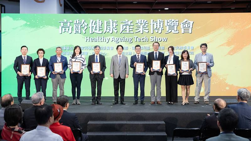 總統頒發十大高齡友善科技、產品與服務獎項予獲獎機構