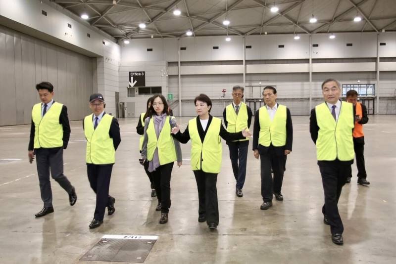台中國際會展中心預計今年底開幕，台中市長盧秀燕（前左4）參訪澳洲，8日到布里斯本會展中心了解營運做法，希望借鏡成功經驗與永續發展理念。（台中市府提供）