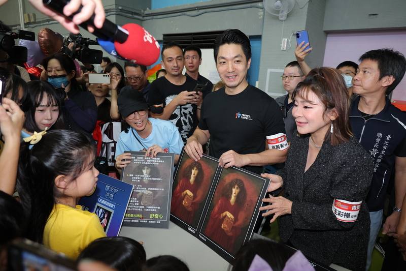 「解毒密碼戰」遊戲化反毒闖關活動9日上午在台北中山國小舉辦，台北市長蔣萬安（右2）、藝人王彩樺（右1）一同出席擔任關主與小朋友互動