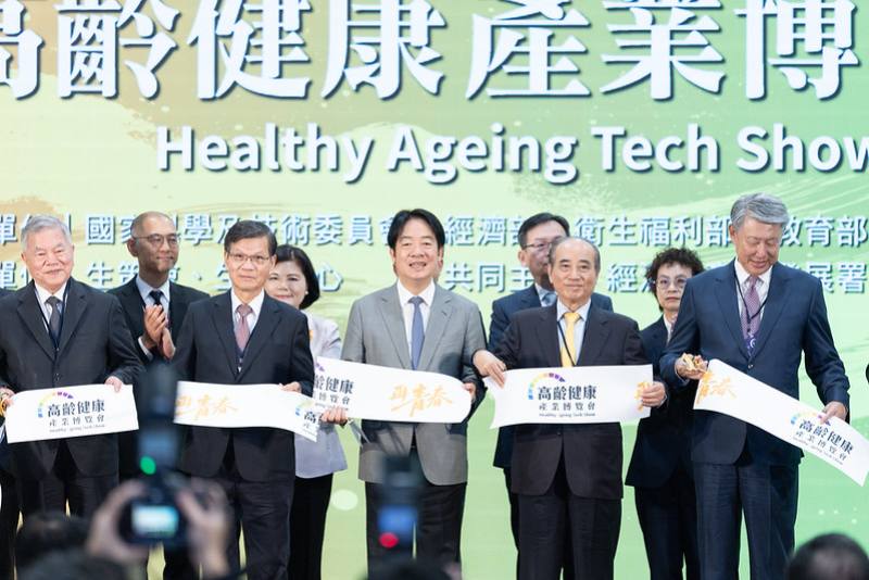 總統和出席人員合影