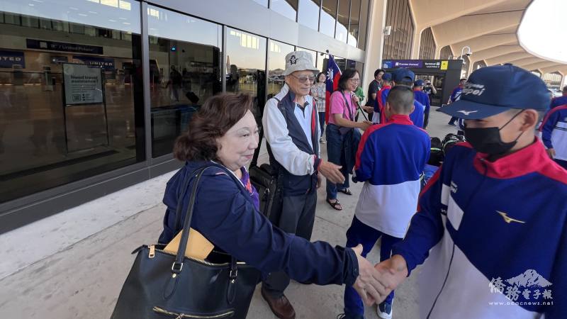 選手們很有禮貌地一一跟僑領們握手感謝