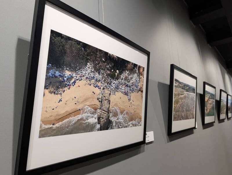在金門縣文化局展出的「潮間的凝視─洪清漳金門潮間帶攝影展」9日舉行開幕式。圖為策劃者洪清漳所拍攝金門海岸海漂垃圾
