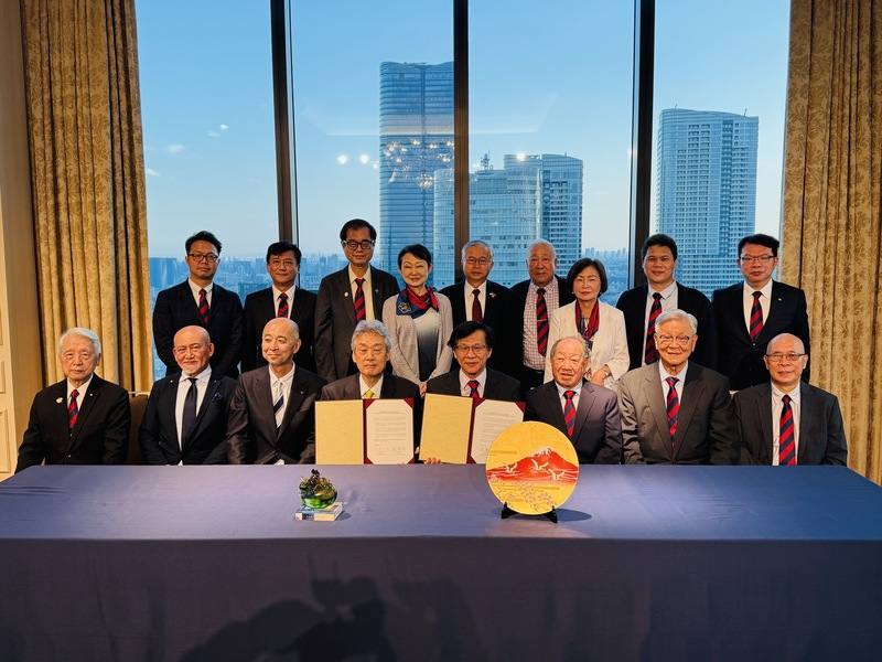 中華民國醫師公會全國聯合會與日本醫師會8日在日本東京簽署「台日兩國醫師會友好協定」。幕後推手、國策顧問林逸民（前排右3）表示，「今天是台灣醫師會和日本醫學會80年來首次建立國與國的醫學姊妹會，頗具歷史意義」