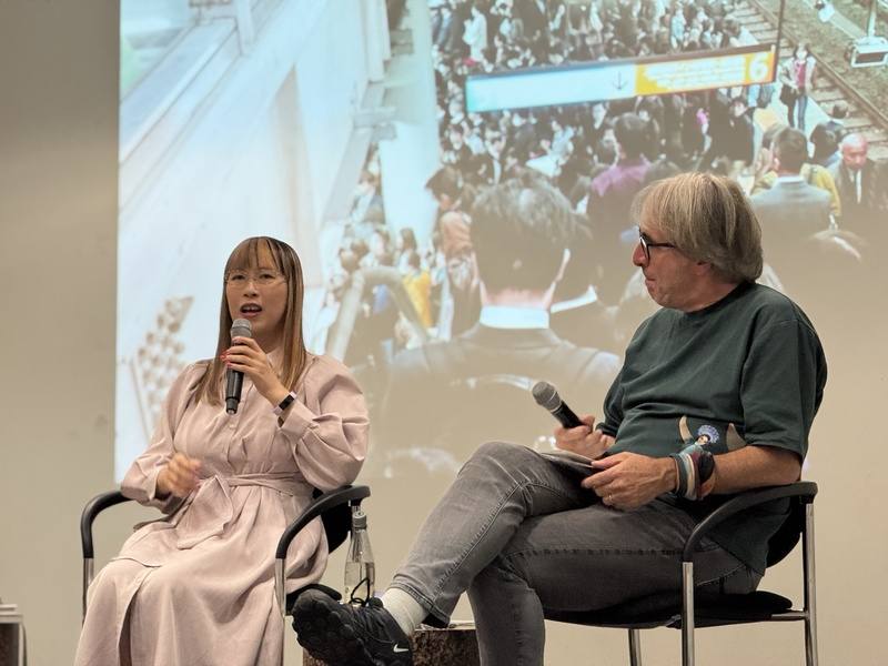 以日文書寫的旅日台灣作家李琴峰（左），在柏林向讀者介紹她的文學作品與創作歷程