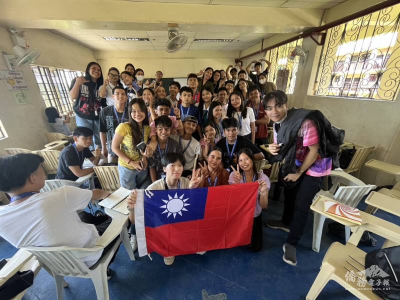 學員與老師、助教開心合影，留下美好學習回憶