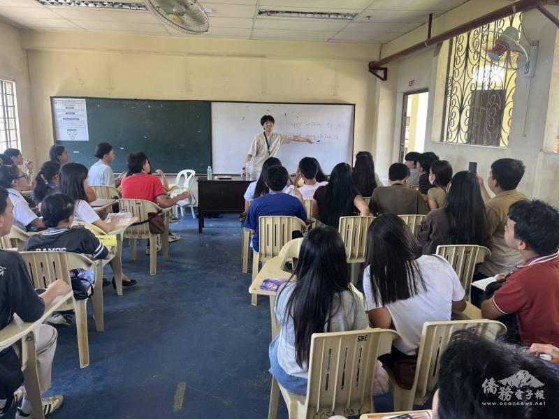 課堂上助教與學員互動練習，學習氣氛活潑熱絡