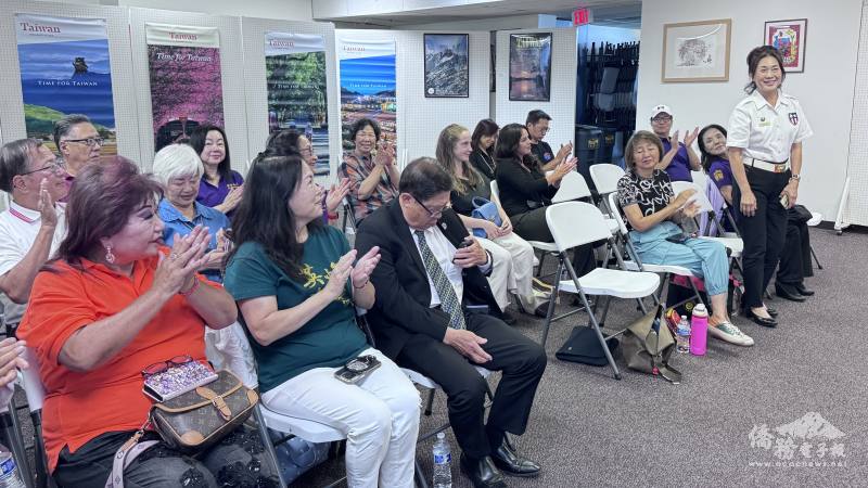 出席記者會的各僑團代表