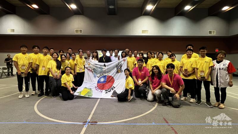 FASCA全體受訓學員以及與會貴賓在象徵FASCA精神的隊旗前合影