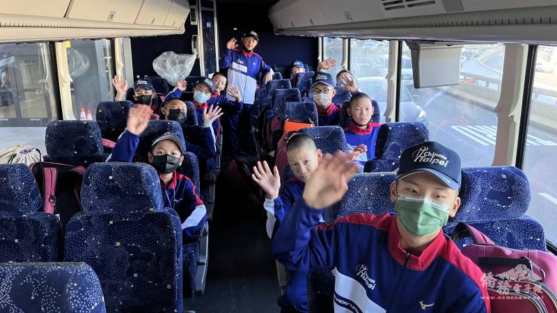 選手們在巴士上高興地開始新鮮的美國之旅