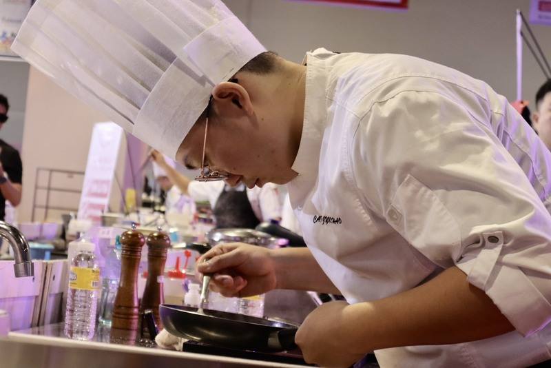 嘉南藥理大學餐旅管理系大三學生呂冠賢在「菲律賓美食盃」廚藝賽的便當盒挑戰賽中，將台灣豬肉結合日式料理，奪下銅牌