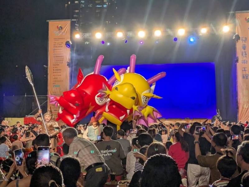 「紙風車368鄉鎮市區兒童藝術工程－永續啟航」活動8日晚間在新北市永和區仁愛公園登場，適逢父親節，伴隨滿月，吸引許多家庭扶老攜幼出席。（紙風車文教基金會提供）