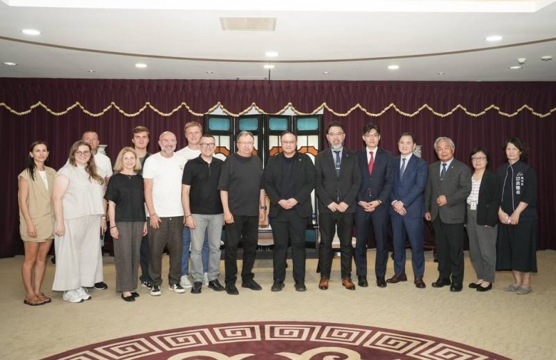 烏克蘭國會議員克尼亞日茨基（Mykola Kniazhytskyi，另譯：克尼茨基）（右8）率領跨黨派國會議員訪團，8日造訪台中市府交流，由台中市副市長鄭照新（右7）接待，雙方就精密機械、工具機產業發展議題交換意見。（台中市府提供）