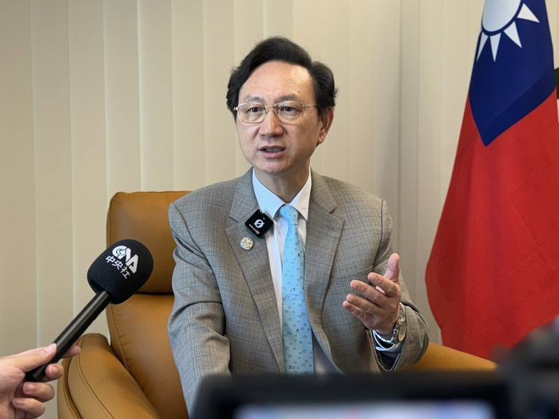 今年是新加坡建國60週年，駐新加坡代表童振源告訴中央社，新加坡居區域樞紐地位，60年來發展至今並不容易，出版新書是致敬新加坡取得的成就，也希望促進台星之間更深的理解與友誼