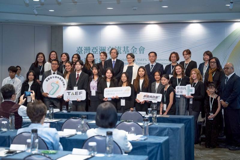 副總統和出席人員合影