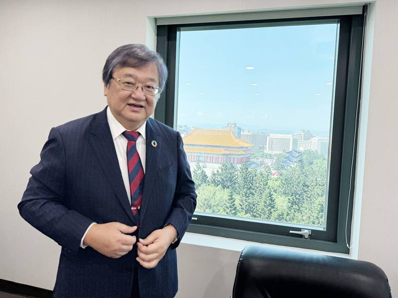 內政部公布最新戶口統計資料顯示，台灣人口連19個月負成長，衛福部長邱泰源9日拋4大搶救方向，從減少育兒負擔、增進母嬰健康到提高婚育意願，包括跨部會協調育兒父母優先提供社宅，還有鼓勵聯誼活動